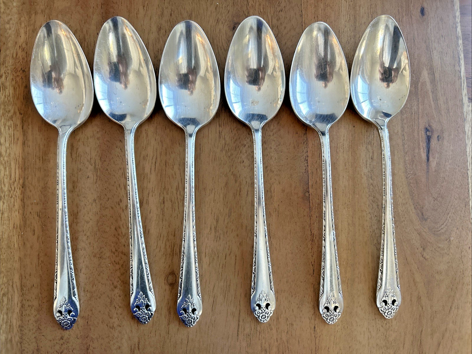 Holmes & Edwards Inlaid IS 1937 Lovely Lady Silverplate Flatware 47 Pcs w/ Case