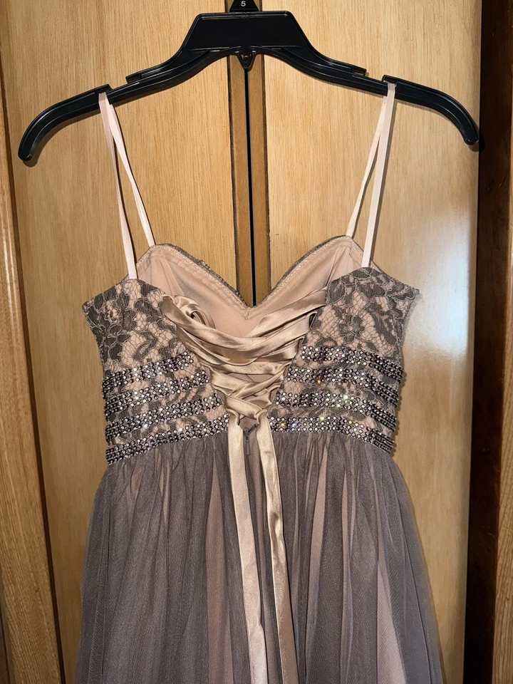 Elegante Vestido con Cuentas en Gris y Crema Foto 4 de 4