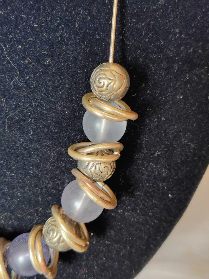 Collar llamativo vintage cuentas de vidrio esmerilado púrpura diseño rosa tono dorado Foto 2 de 4