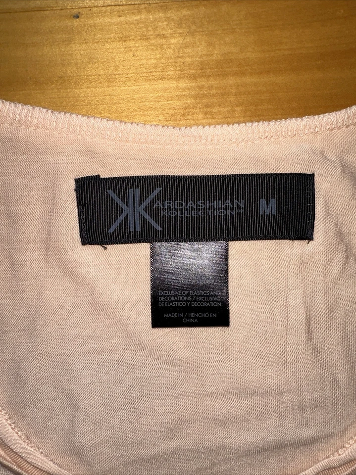 Camiseta para mujer Kardashian Kollection manga aleteada hoja tejida talla M melocotón Foto 4 de 4