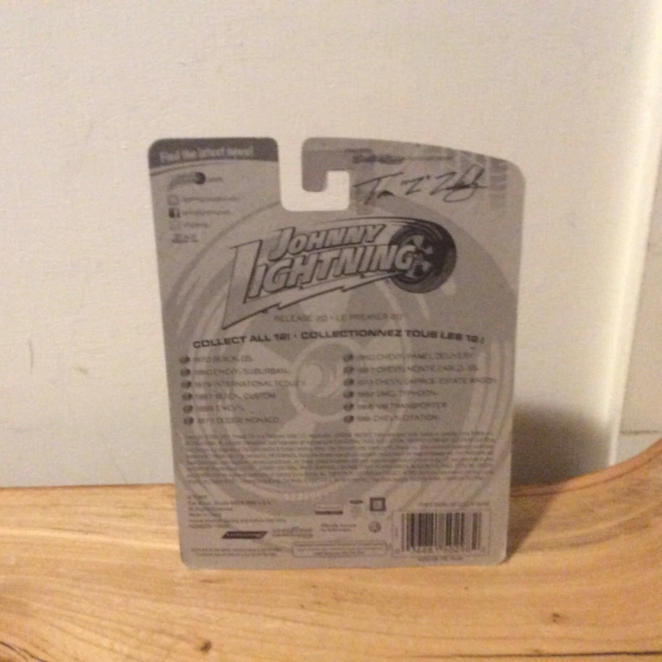 Johnny Lightning 1950 CHEVY SUBURBAN Diecast Release 20 Medic White Lightning - Image 2 of 2