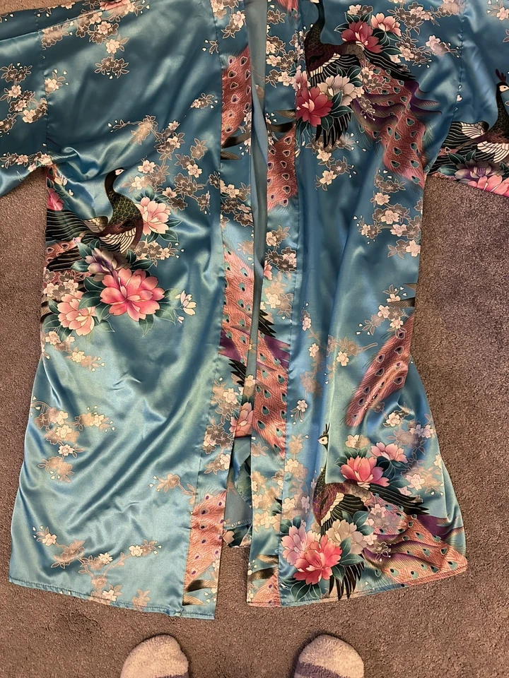 100% Silk Kimono / Robe, Vietnam, Blue / Turquoise, Floral, Birds, Medium. New. - Image 2 of 4