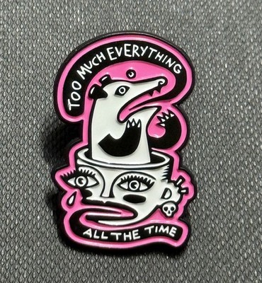 Screaming Possum Too Much Everything Pink Metall Pin Anstecker Brosche Meme ADHS Goth