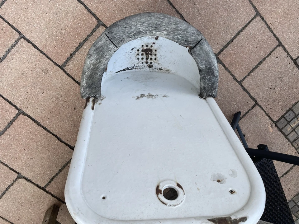 altes Wandbecken Wandbrunnen Waschbecken Gusseisen Emailiert mit Holzrand - Bild 3 von 4