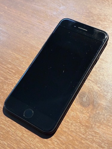 Apple iPhone 7 unlocked 128GB black A1778 battery 82% with lots of accessories - Picture 4 of 20