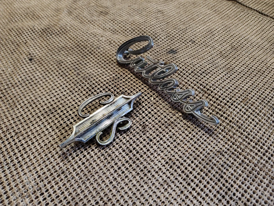 Oldsmobile Cutlass Supreme 1967 guardabarros y emblemas de tapa de maletero 395064 7674522 Foto 2 de 4