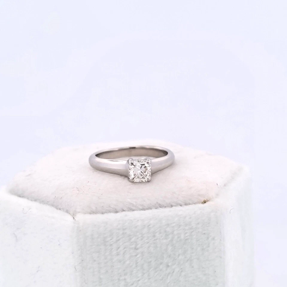 Anillo de compromiso Tiffany & Co platino Lucida © diamantes de 0,36 quilates descontinuado talla 3 Foto 4 de 4