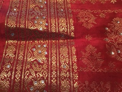 100% SEIDE SARI ROT & GOLD GEWEBT & VERZIERT REST 111 CM. X 33 CMS.ONE ONLY