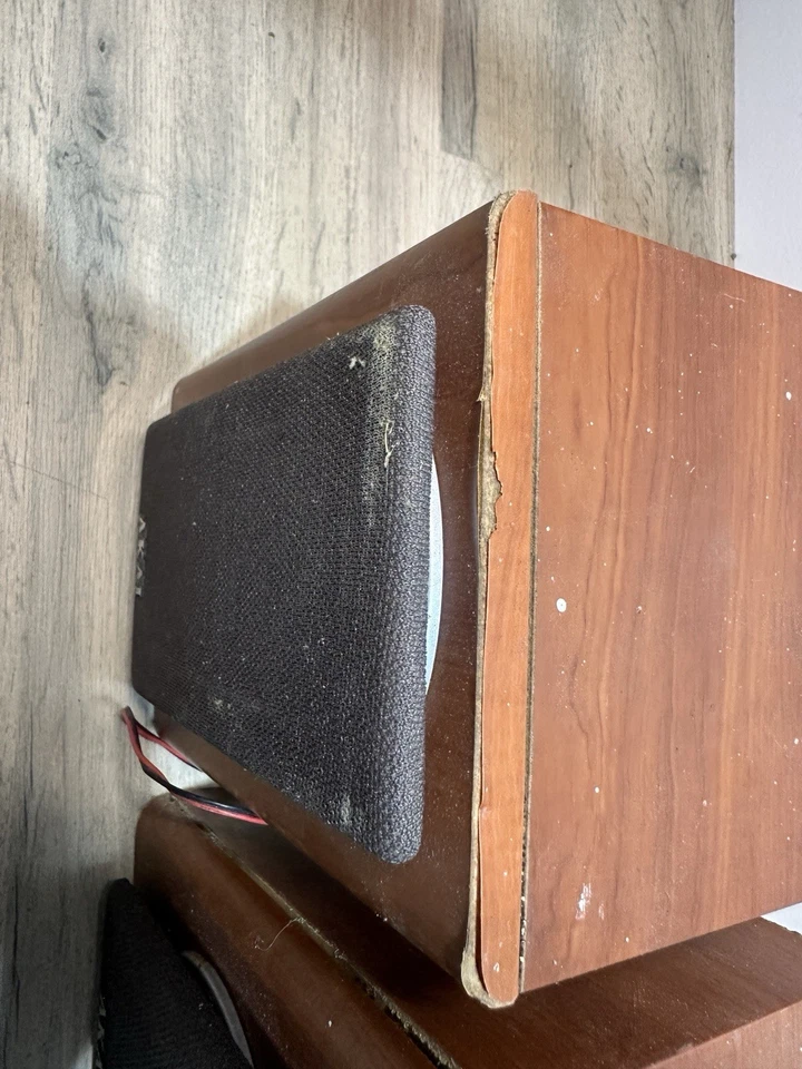 Set Of Two Vintage Akai 10W 4 Ohm Bookshelf Speakers QX 4580UF - Image 4 of 4
