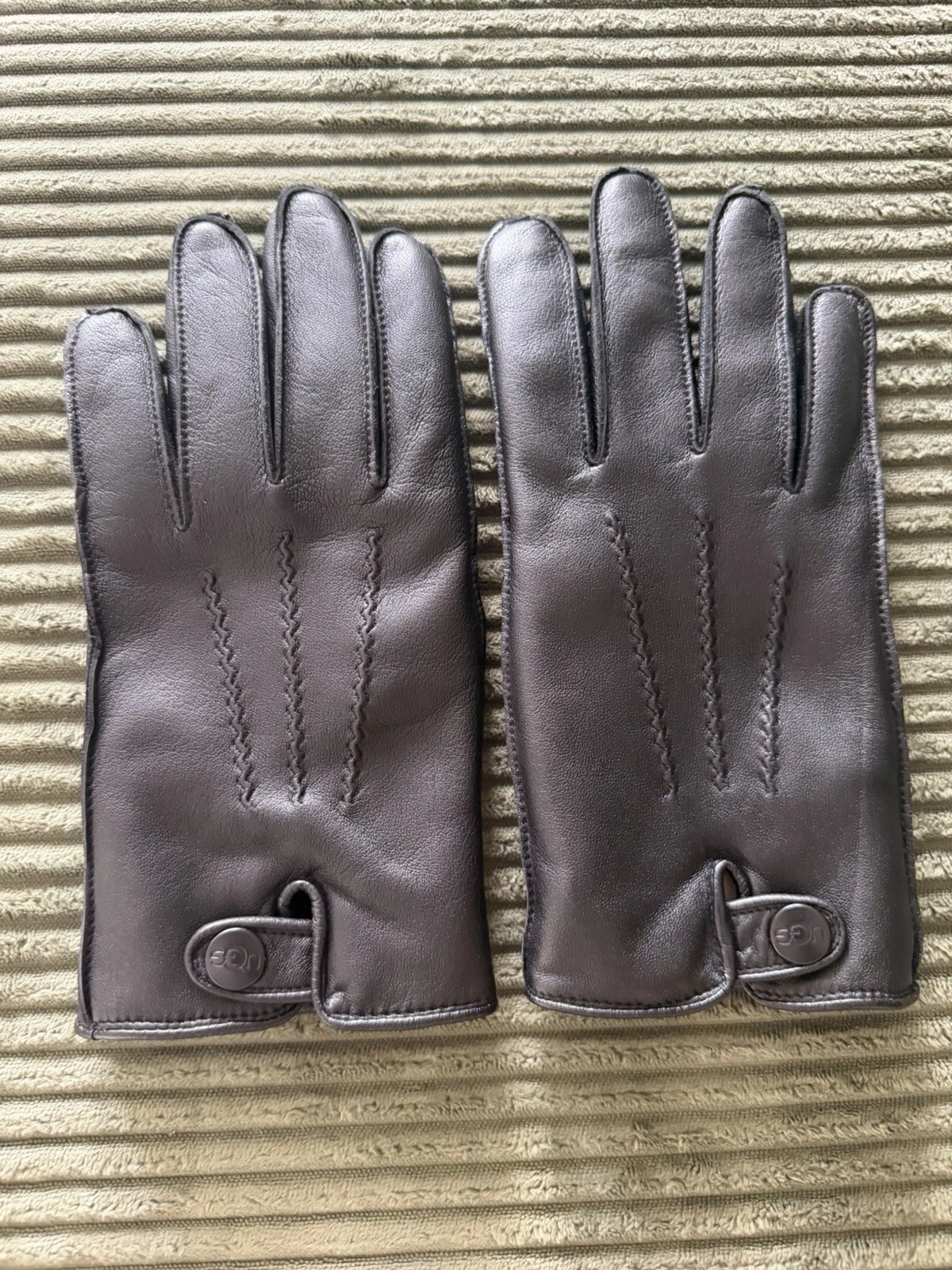 Ugg Men’s Leather Gloves Size M
Opens in a new window or tab