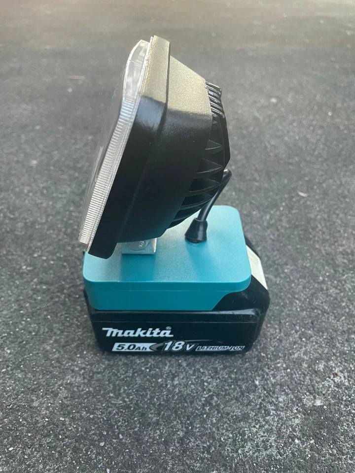 Luz de Trabajo Makita 18V Li-ion, 2ª Gen, 26 LED, Protección Baja Tensión Foto 2 de 4