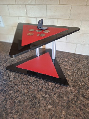 Coins through Table Magic Trick - Based on Dean Dill's Triangle - 第 1/10 張圖片