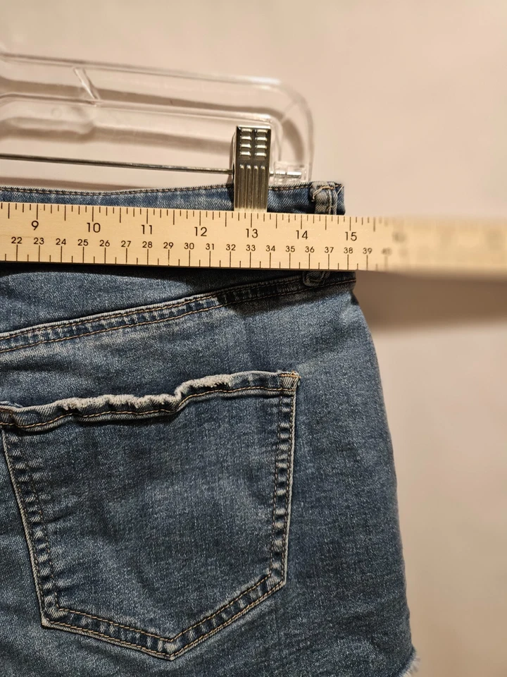 Pantalones Cortos Denim Refuge Distressed 5 Botones Descarados Tiro Medio Charlotte Russe Talla 2 Foto 4 de 4