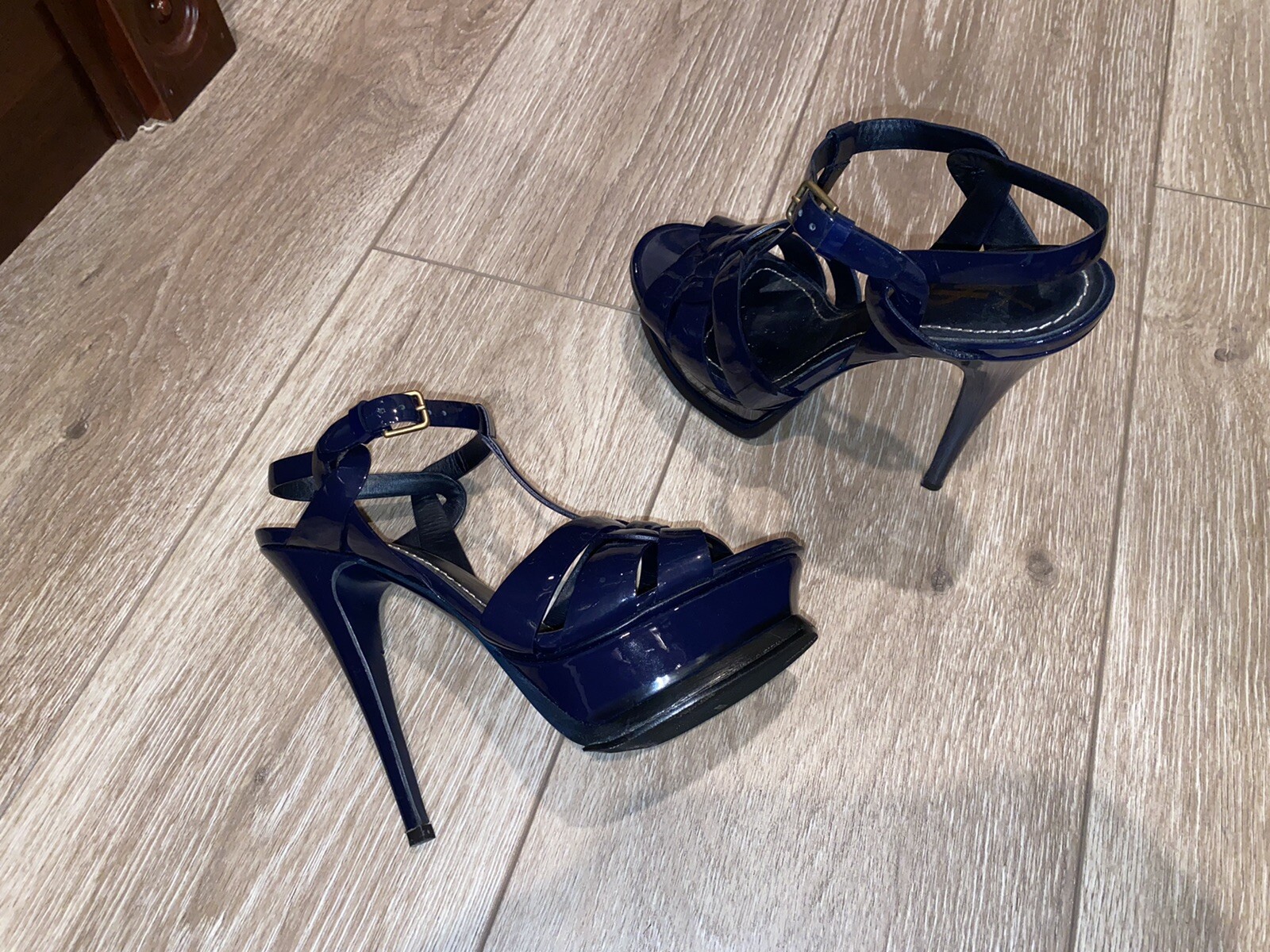 Sandali con plateau Saint Laurent Tribute 135 mm blu navy in pelle verniciata 7 (37)