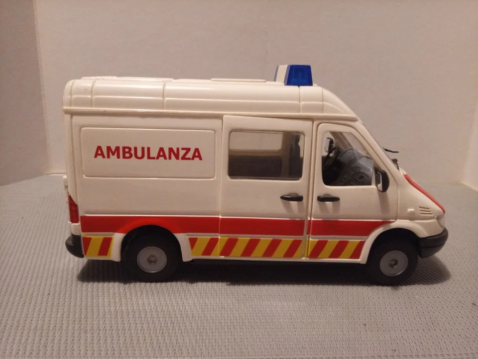 Modellino Mercedes ambulanza scala 1:25 in materiale plastico con dettagli - Immagine 3 di 4