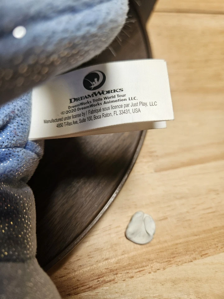 Juguete animatrónico Tiny Diamond From Trolls 2 bailando y cantando marca DreamWorks Foto 2 de 4