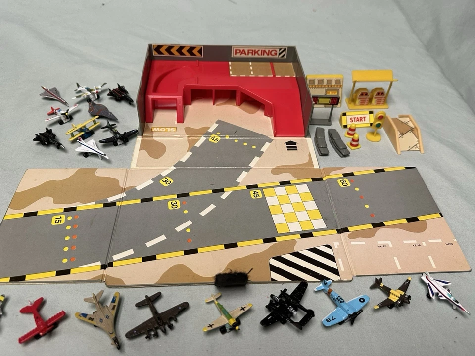 Micro Machines Air Base Complete w/18 Planes 1987 Funrise Playset Micro Jets - Image 3 of 4