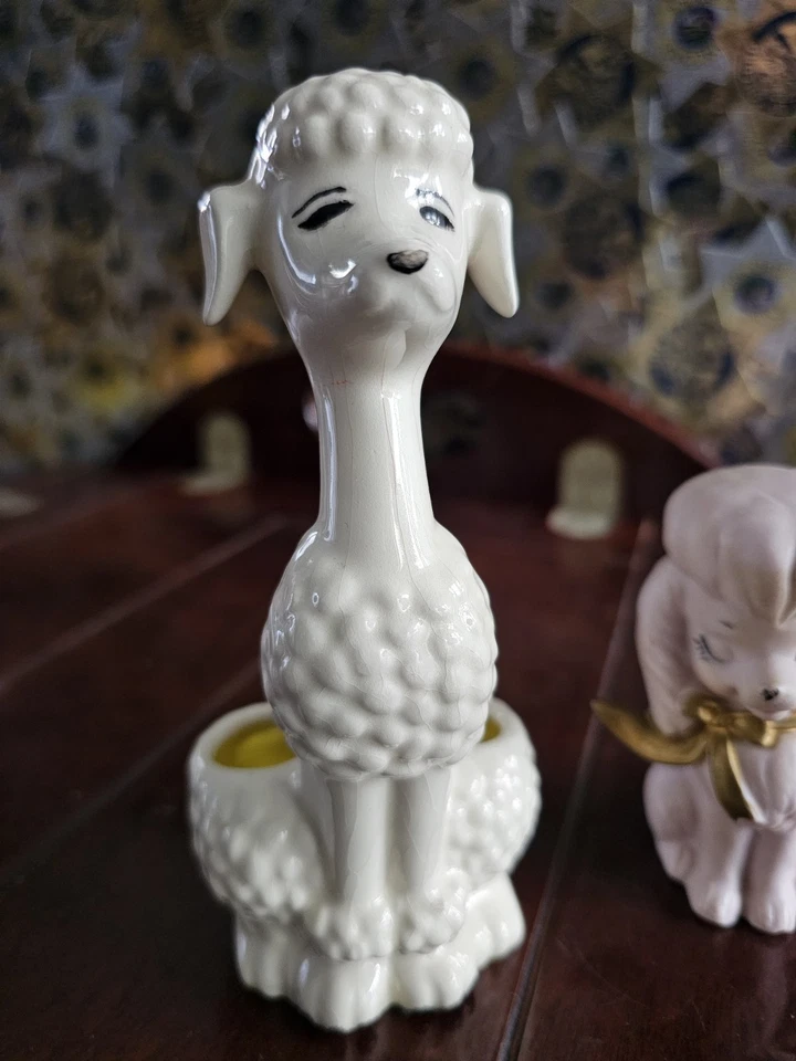 Soporte de lápiz labial MCM Poodle vintage y estatuilla de caniche rosa arco dorado años 50 Foto 3 de 4