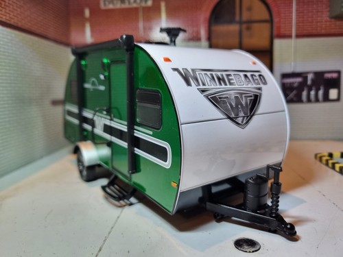 Winnebago 2017 Winnie Drop Green Caravan 1:24 Model Trailer Diecast Scale Model - Picture 2 of 12