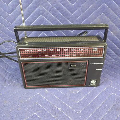 Vintage General Electric GE AM/FM Portable Radio Model 7-2660D - Tested ...