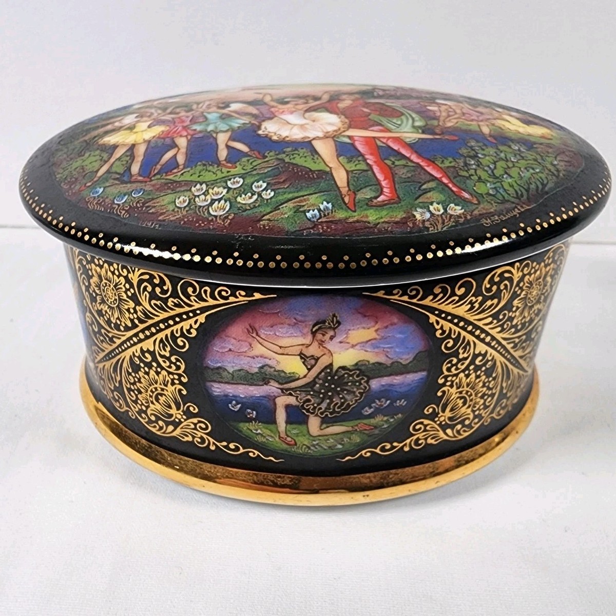 Ardleigh Elliott & Sons porcelain music box Plays Swan Lake With