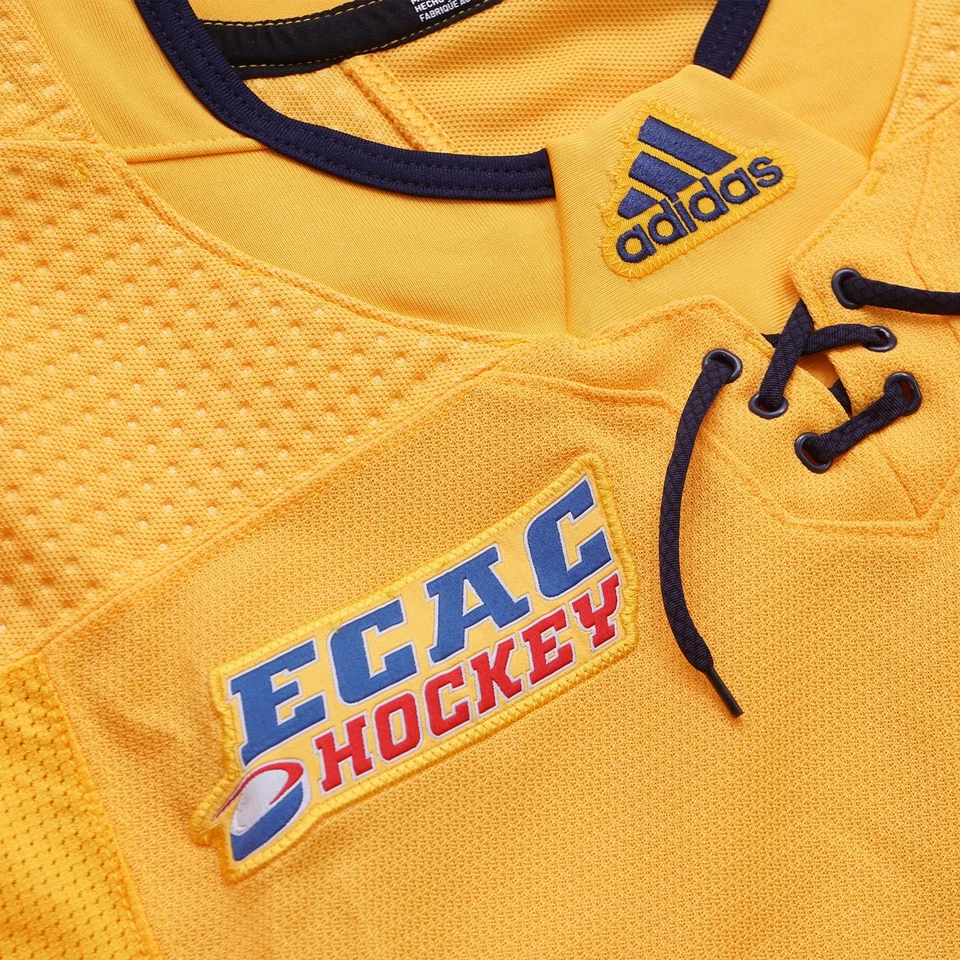 Camiseta deportiva de hockey dorada Quinnipiac Bobcats NCAA Adidas para hombre auténtica peso del juego Foto 3 de 4
