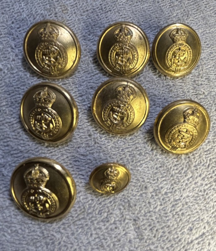 British WW2 brass buttons - Royal Navy,?