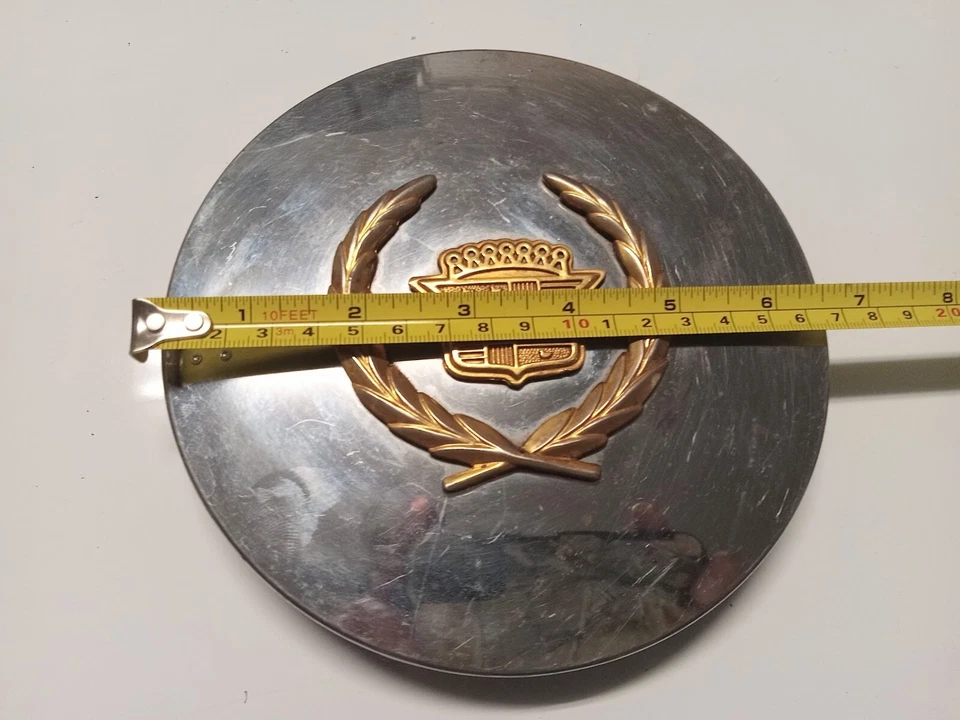 Tapa central de rueda cromada dorada Cadillac Eldorado Deville Seville DTS 2001-2010 Foto 3 de 4