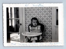 Antigua foto vintage CHICA SOLA SENTADA EN SILLA ALTA PEGAJOSA papel tapiz instantánea