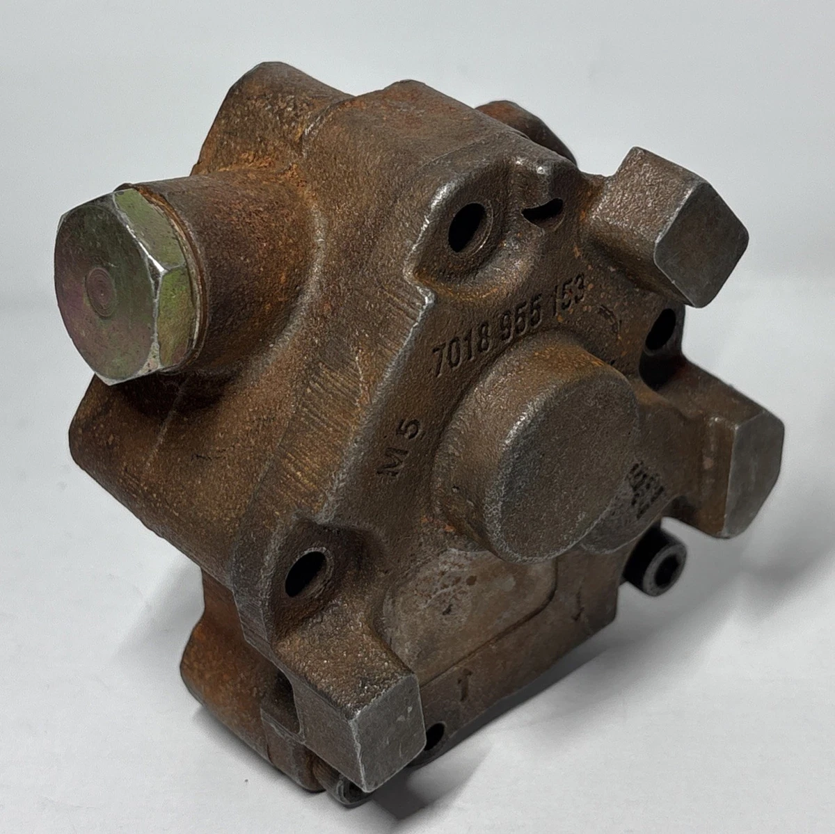 ZF 7018955153 Fuel Gear Pump Volvo Renault Truck Diesel Fuel Feed Pump photo 2