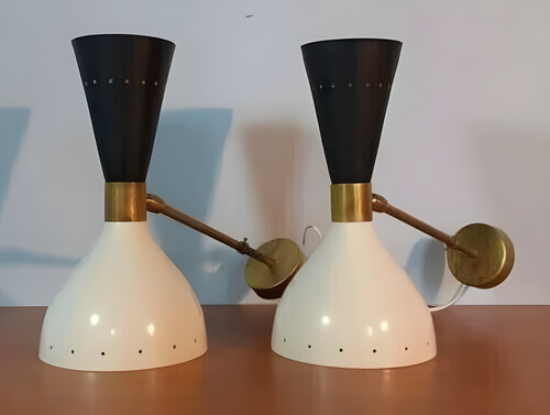 Diabolo Paire d'appliques réglables en laiton patiné et peinture noire style Stilnovo - En vente sur France