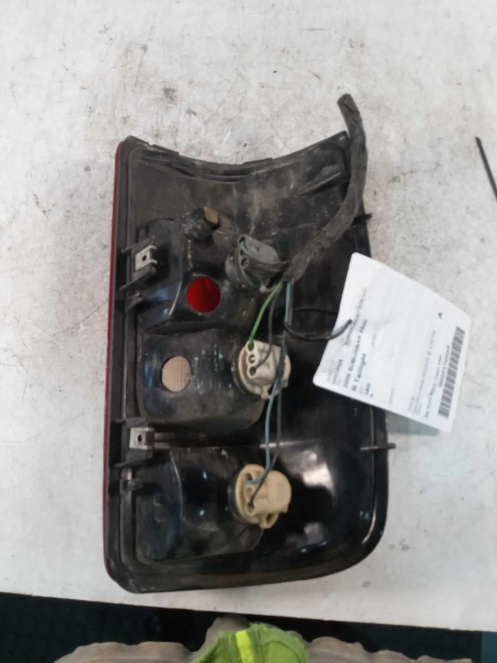 Used Right Tail Light Assembly fits: 2000 Chevrolet Suburban 2500 Right Grade A Foto 2 de 4