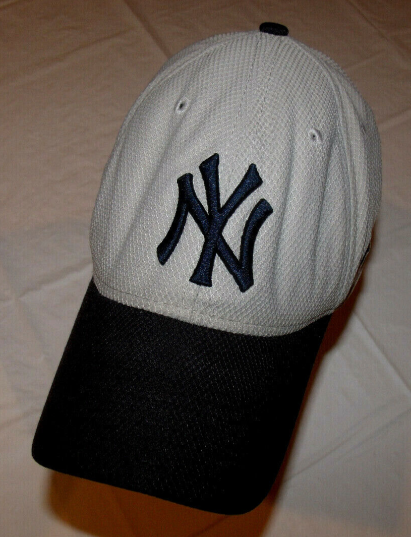 New York Yankees Gray Hat Black Brim New Era 3930 Flex Med/Large Rounded  Brim