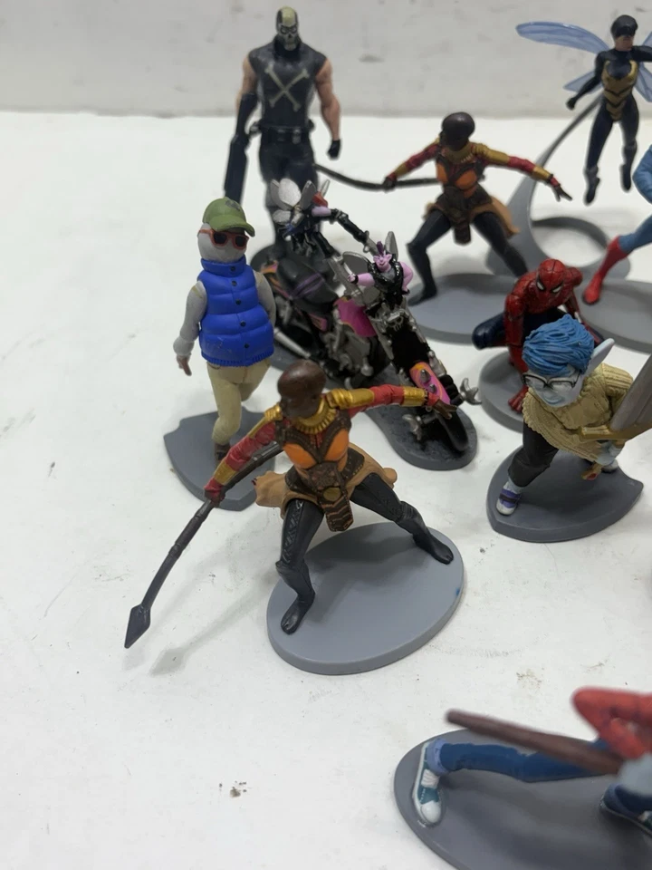 Gran Lote de 20 Piezas Figuras de Juguete y Accesorios Disney y Marvel Foto 3 de 4