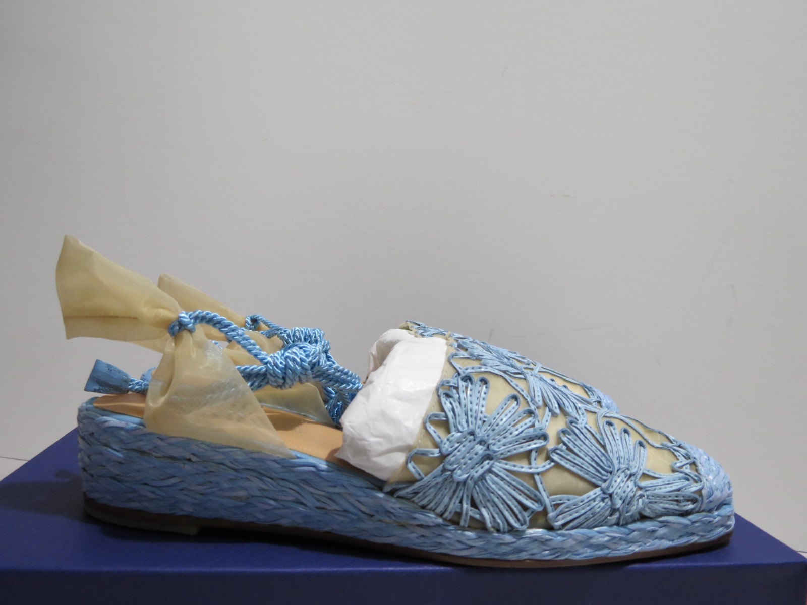 Stuart Weitzman PANSY SKY LANIARD 6.5 B