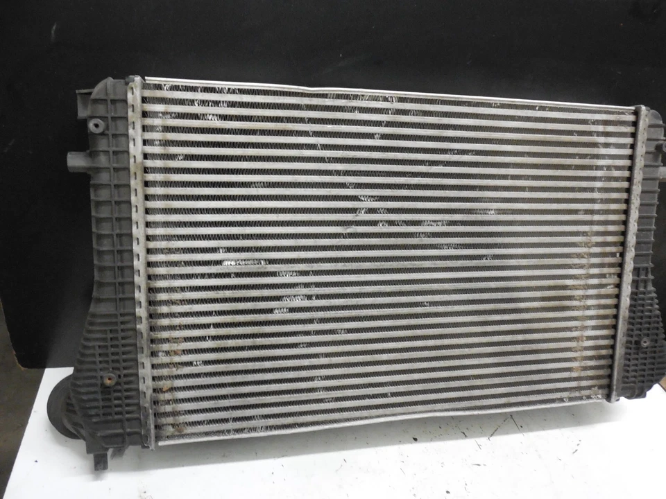 Radiador intercooler BEHR 1K0145803 A 04-09 Volkswagen Golf V Tiguan Audi A3 Foto 4 de 4