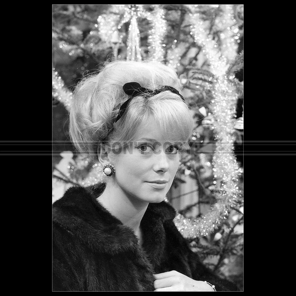 Photo F.003864 CATHERINE DENEUVE (LES PARAPLUIES DE CHERBOURG) 1963 - Photo 1/1