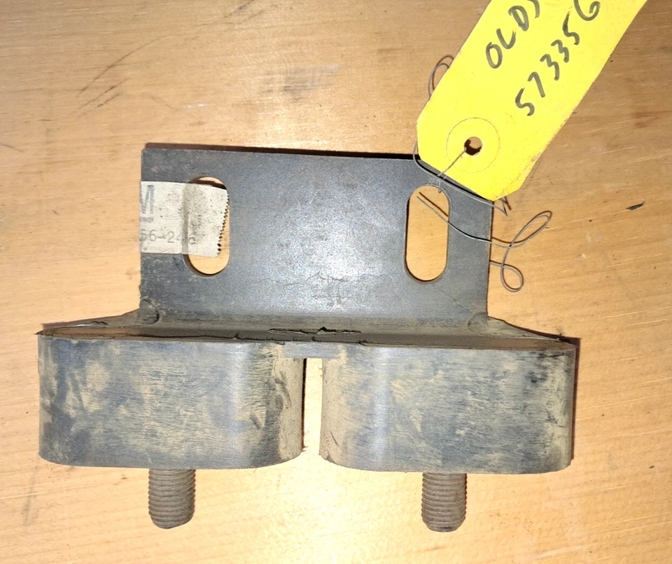 Крепление двигателя поддержки карданного вала 1959-60 Oldsmobile 88-98 NOS 573356 - Изображение 2 из 2