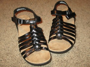 yuu black sandals