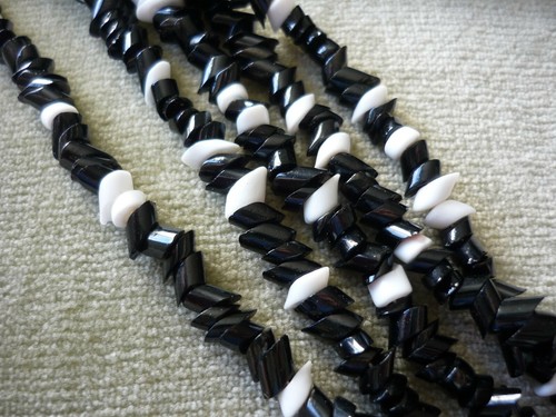 PENDIENTES Y COLLAR DE 5 HILOS CON CLIP EN BLANCO Y NEGRO DE COLECCIÓN/26" DE LARGO - Imagen 3 de 7