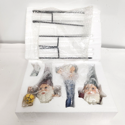 Set of 3 Peeping Gnomes Garden Statues - Whimsical Fairy Garden Decor - 第 2/6 張圖片