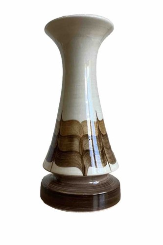 Cerámica Jersey Vintage • Jarrón Mid Century Bud • Marrón Crema • Altura 17 cm - Imagen 2 de 7