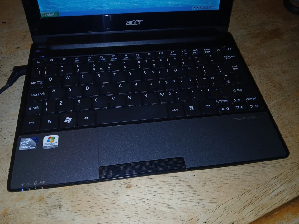 VERY CHEAP Windows XP  10" Widescreen Acer Netbook- 320GB HD + Charger (A3) - Image 3 of 4