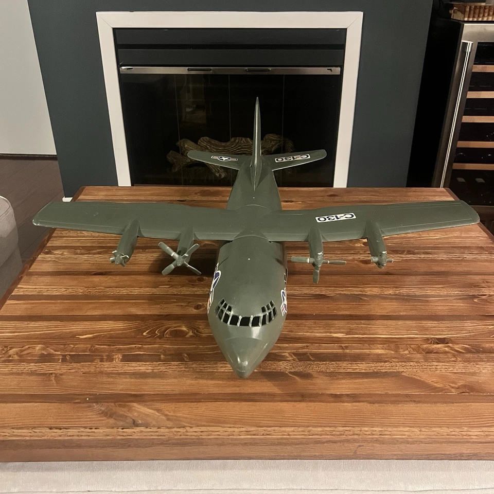 Avión grande de plástico procesado militar Hércules alas verdes C-130 hecho en EE. UU. Foto 2 de 4