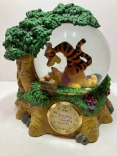 Disney Winnie the Pooh Rumbly Tumbly Friends Snow Globe Clock