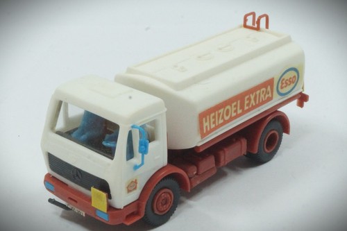1:87 HO Kibri de 10053 camión MB camión cisterna " ESSO Heizoel Extra" construido | Zustand: Gebraucht