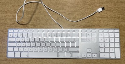 Apple A1243 Tastatur kabelgebunden mit USB-Stecker in sehr gutem Zustand