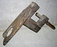 Uraltes Klemmbrett f&uuml;r Laubs&auml;gearbeiten Zwinge um 1900