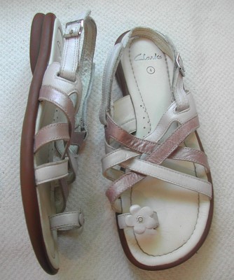 clarks toe ring sandals