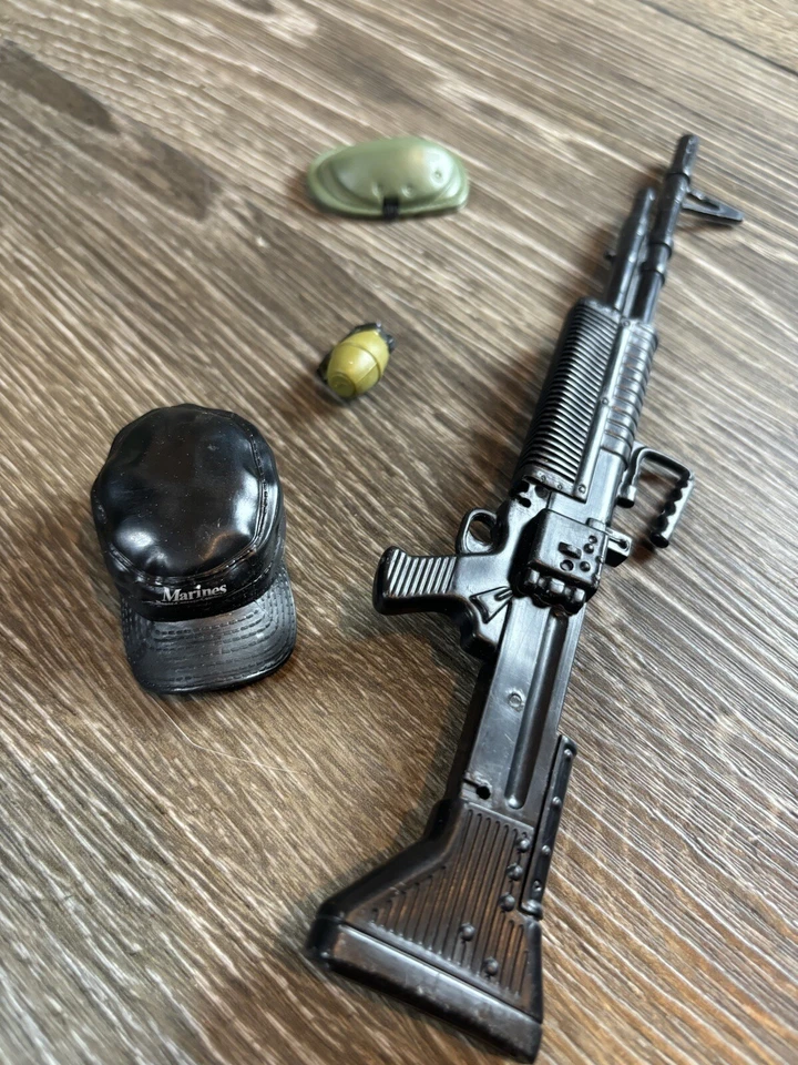 Vintage 1996 GI Joe Marine Figure With Case And Accessories Fun Helmet Camo Boot - Image 3 of 4